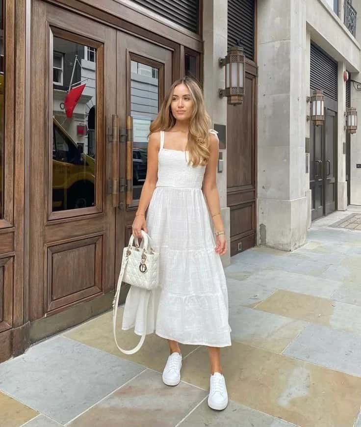 20 outfits con tenis blancos que combinan con todo