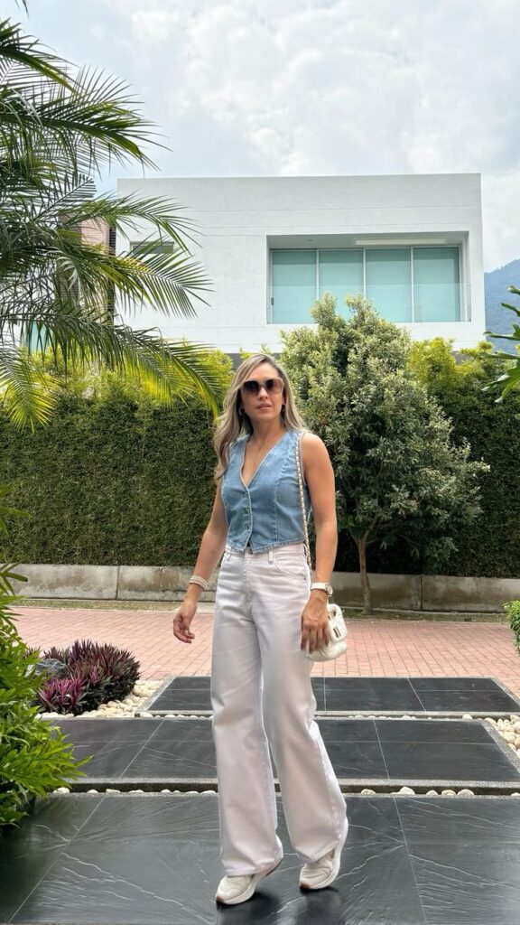 Outfit jean blanco y chaleco de jean con tenis blancos