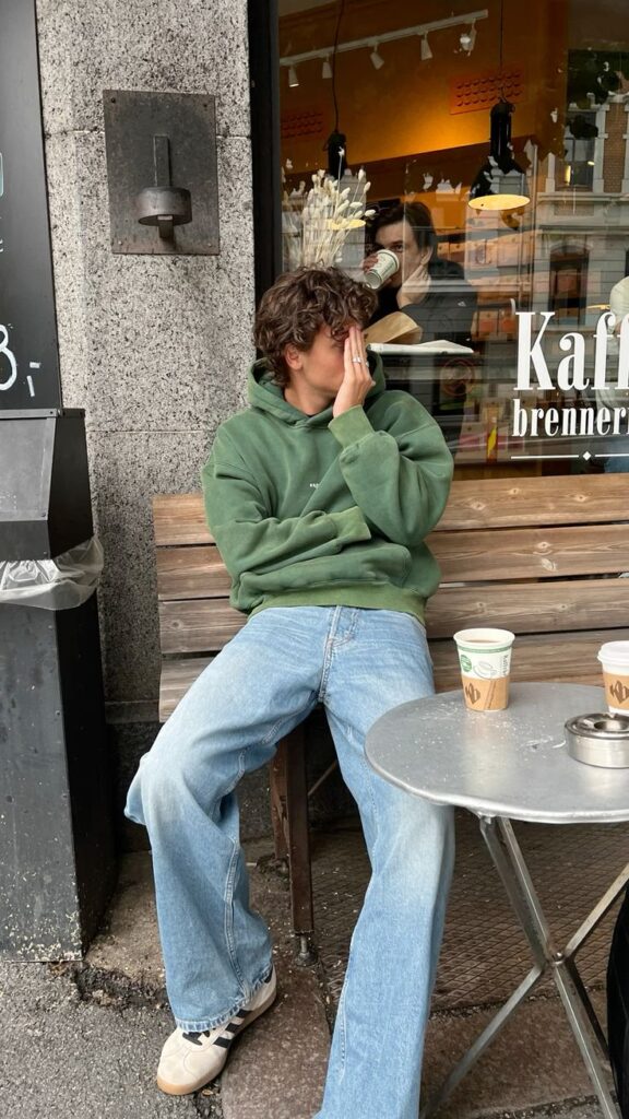 35 Looks Con Jeans Anchos Para Chicos 6 Green vintage hoodie
