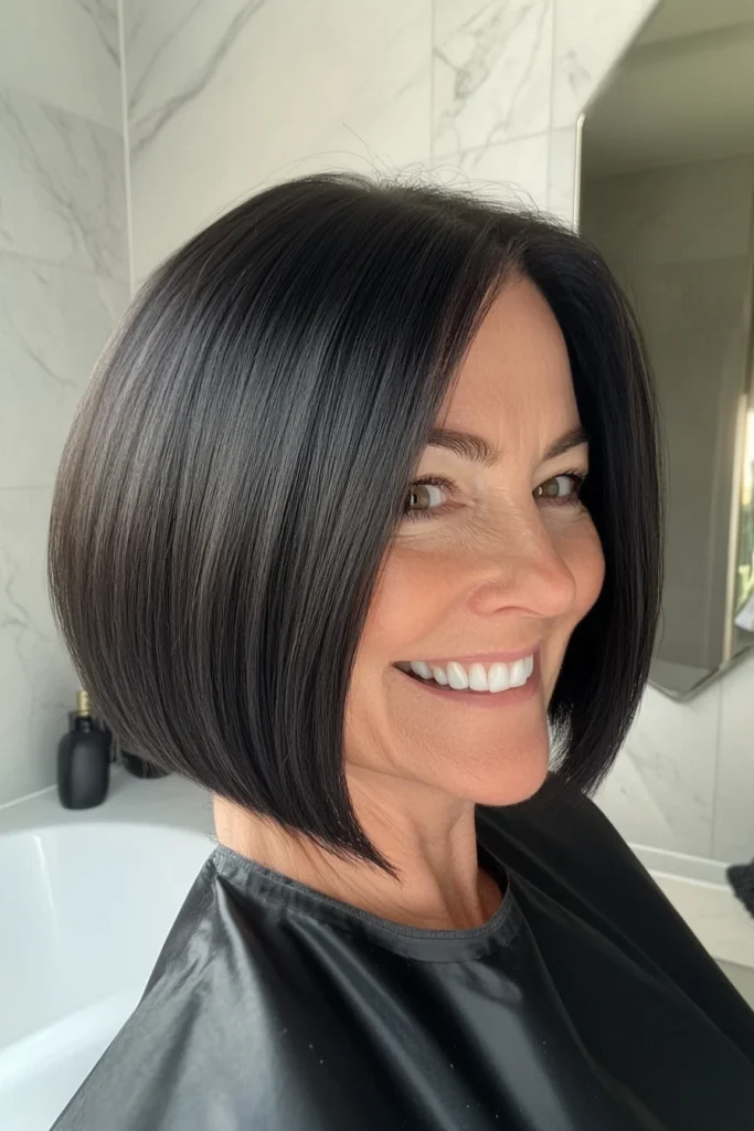 25 cortes de cabello rejuvenecedores para mujeres mayores de 50 10 4. Angled Bob with Soft Black Shine Short Haircuts For Women Over 50 With Thick Hair