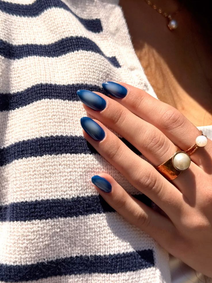 30 diseños de uñas para primavera 2026 que tienes que probar 6 Blue aura nails 💙☁️