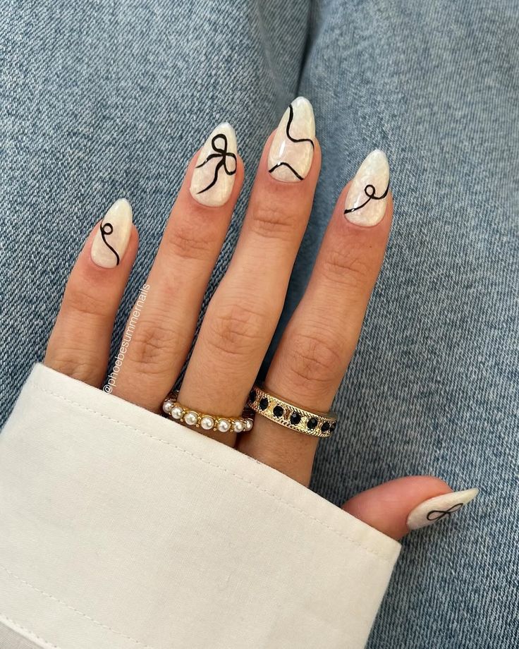 30 diseños de uñas para primavera 2026 que tienes que probar 3 Minimalist White Line Bow Nails